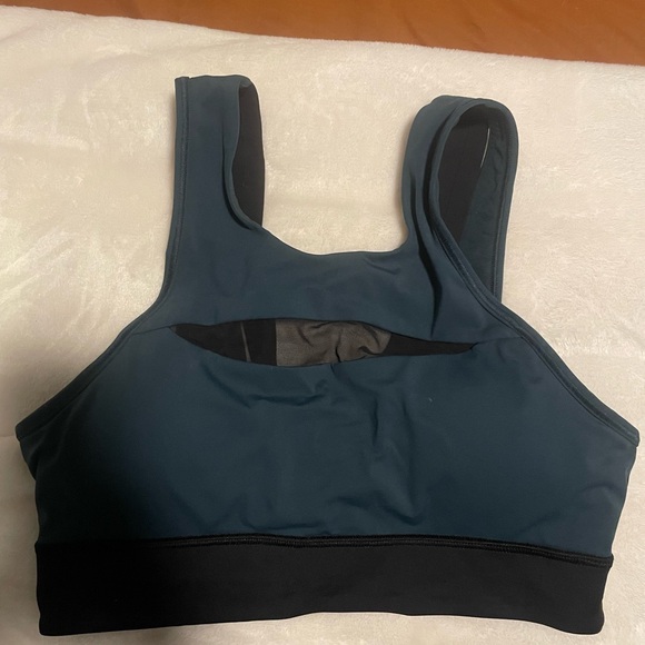 Lululemon sports bra size 6 - Picture 2 of 3